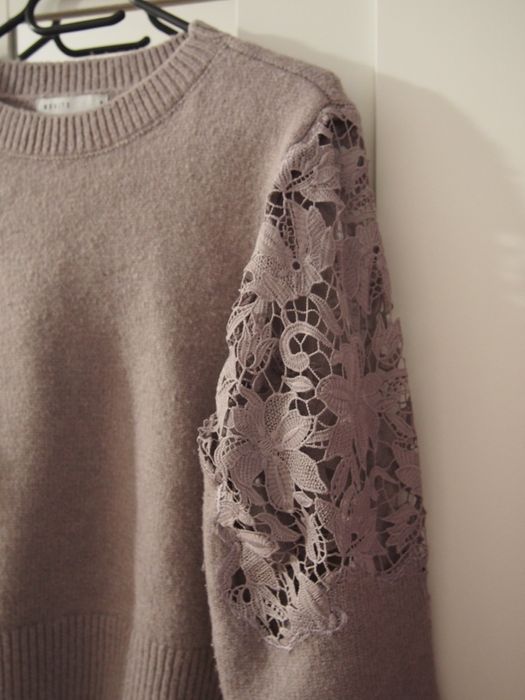 Jasnofioletowy sweter z koronkowymi rękawami