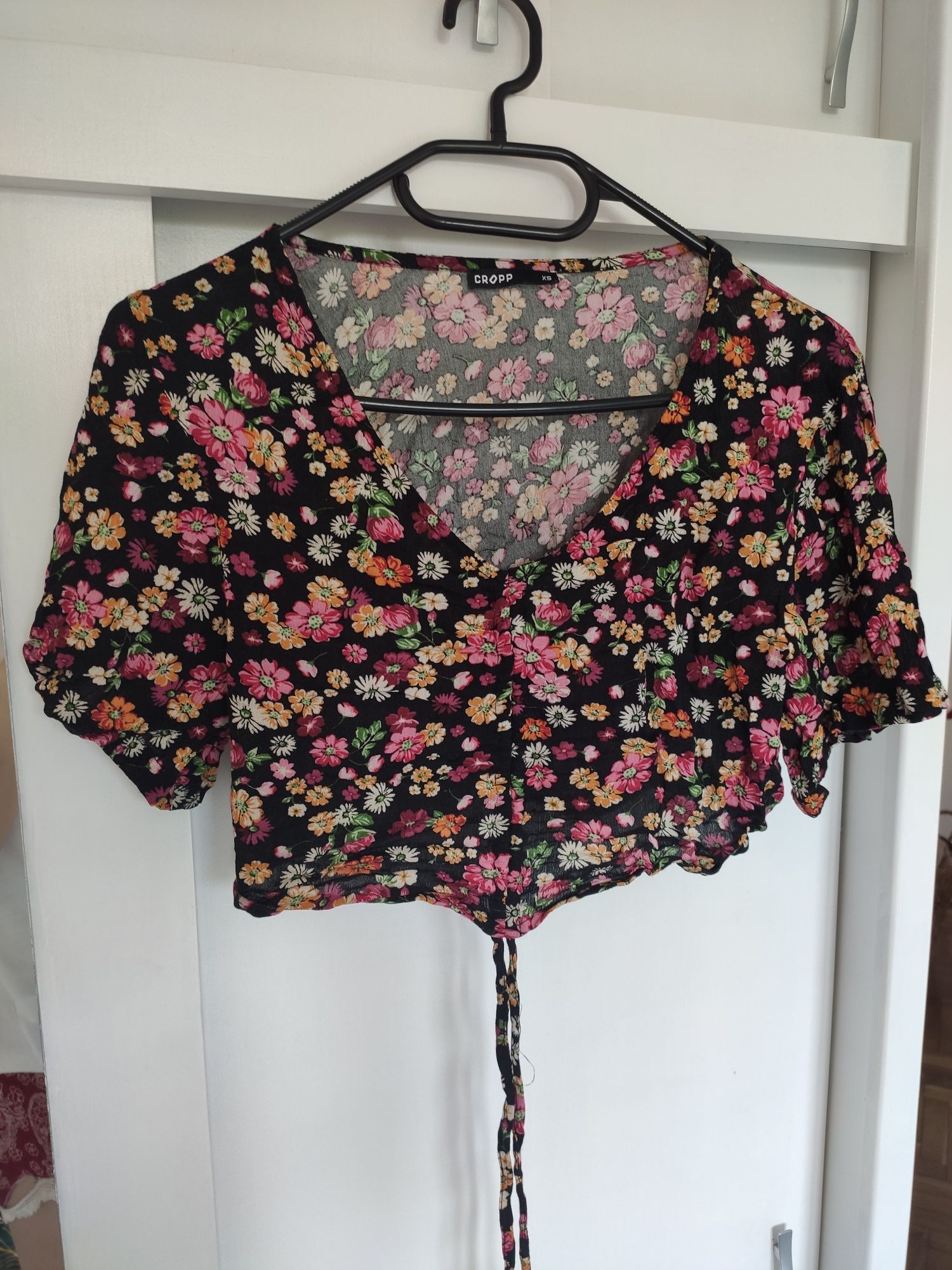 Croptop top ze ściągaczami sznurki XS cropp