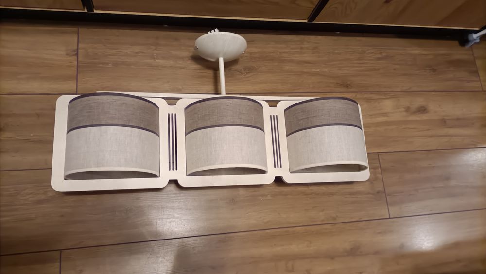 Lampa sufitowa potrójna salon/sypialnia.