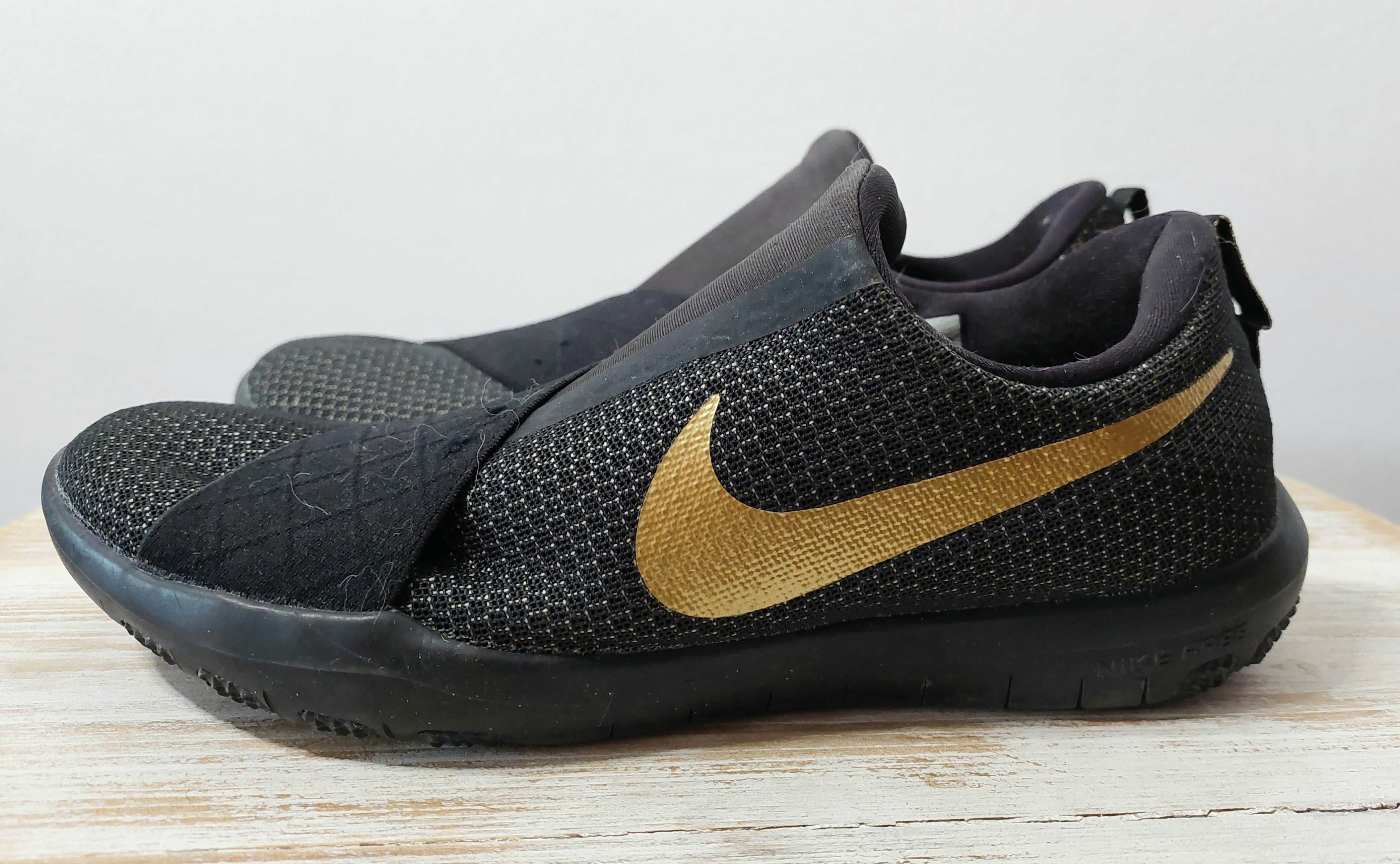 Sapatilhas Nike com simbolo dourado