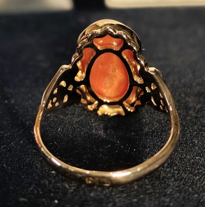 Золотое кольцо 56 пробы с натуральным кораллом и бриллиантами