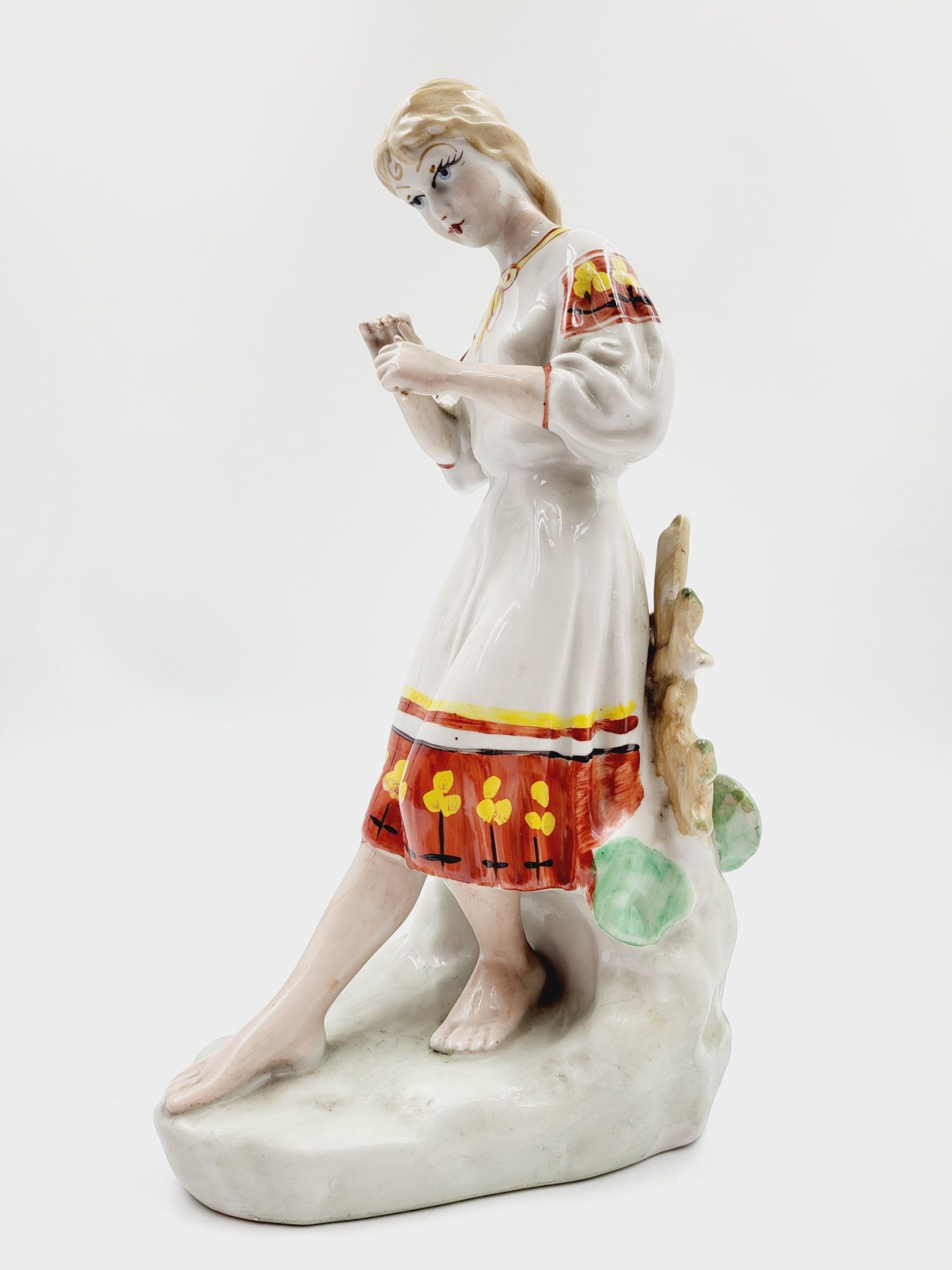 Śliczna porcelanowa figurka Połonne dziewczyna z kwiatem