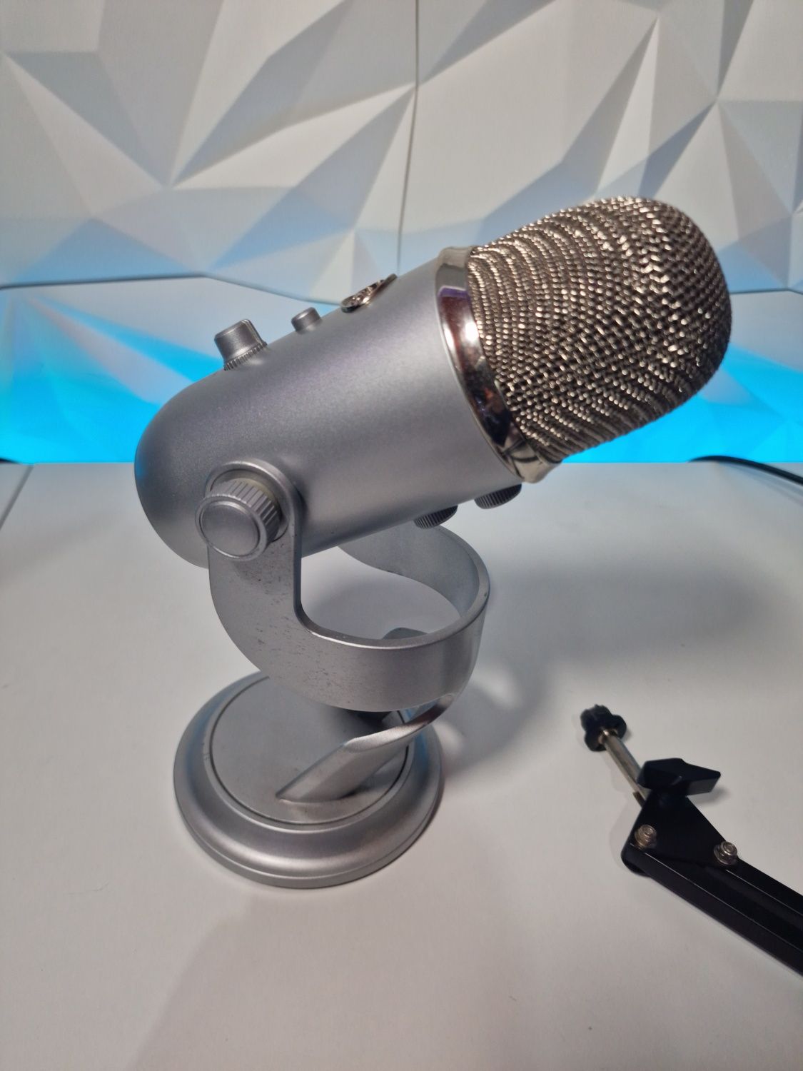 Microfone BlueYeti com braço Neewer
