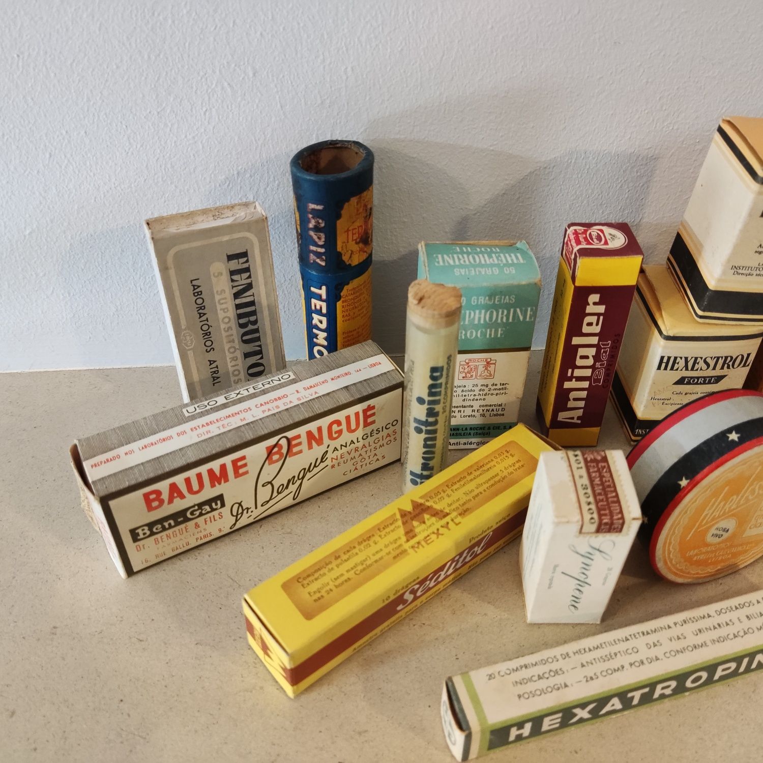 Conjunto de 24 medicamentos antigos - Farmácia vintage
