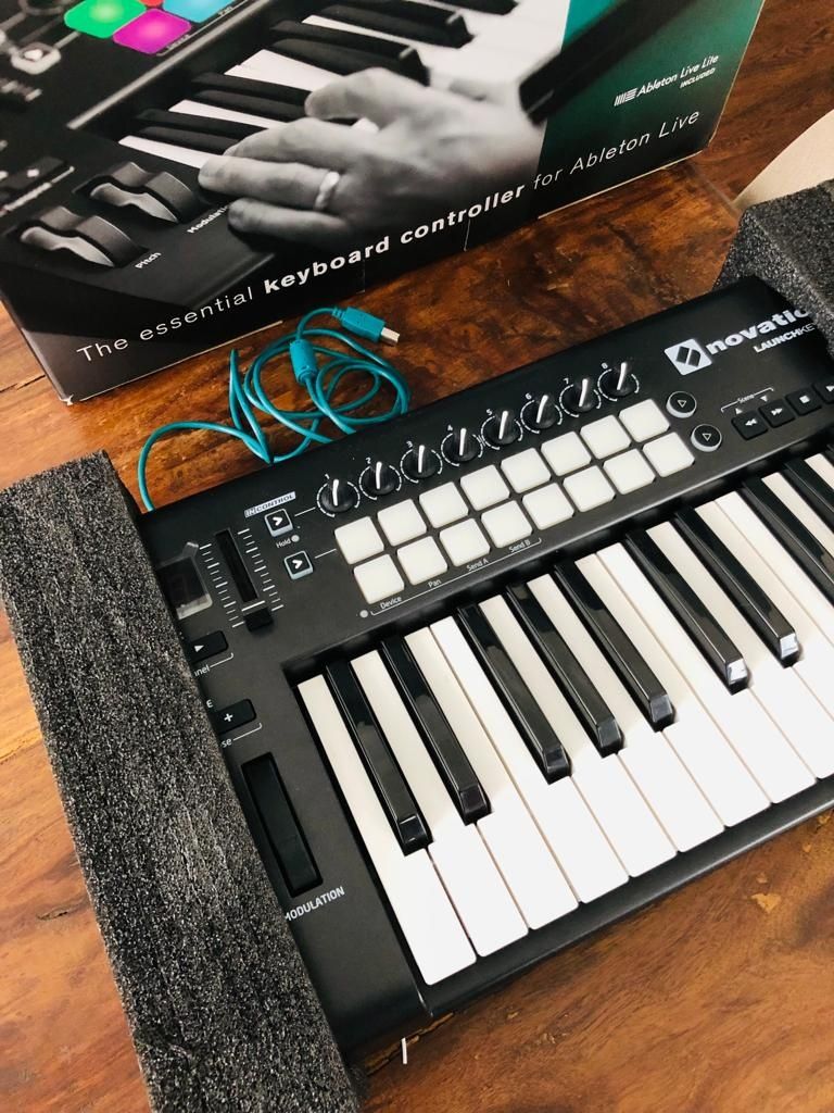 Teclado - Novation Launchkey 25
    

14