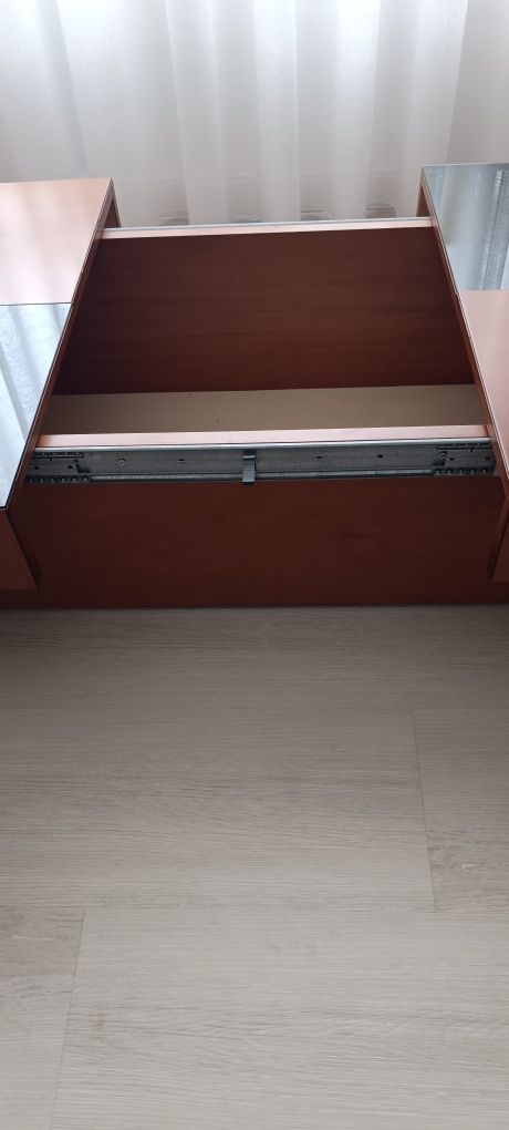 Mesa de centro em folha de cerejeira e vidro preto