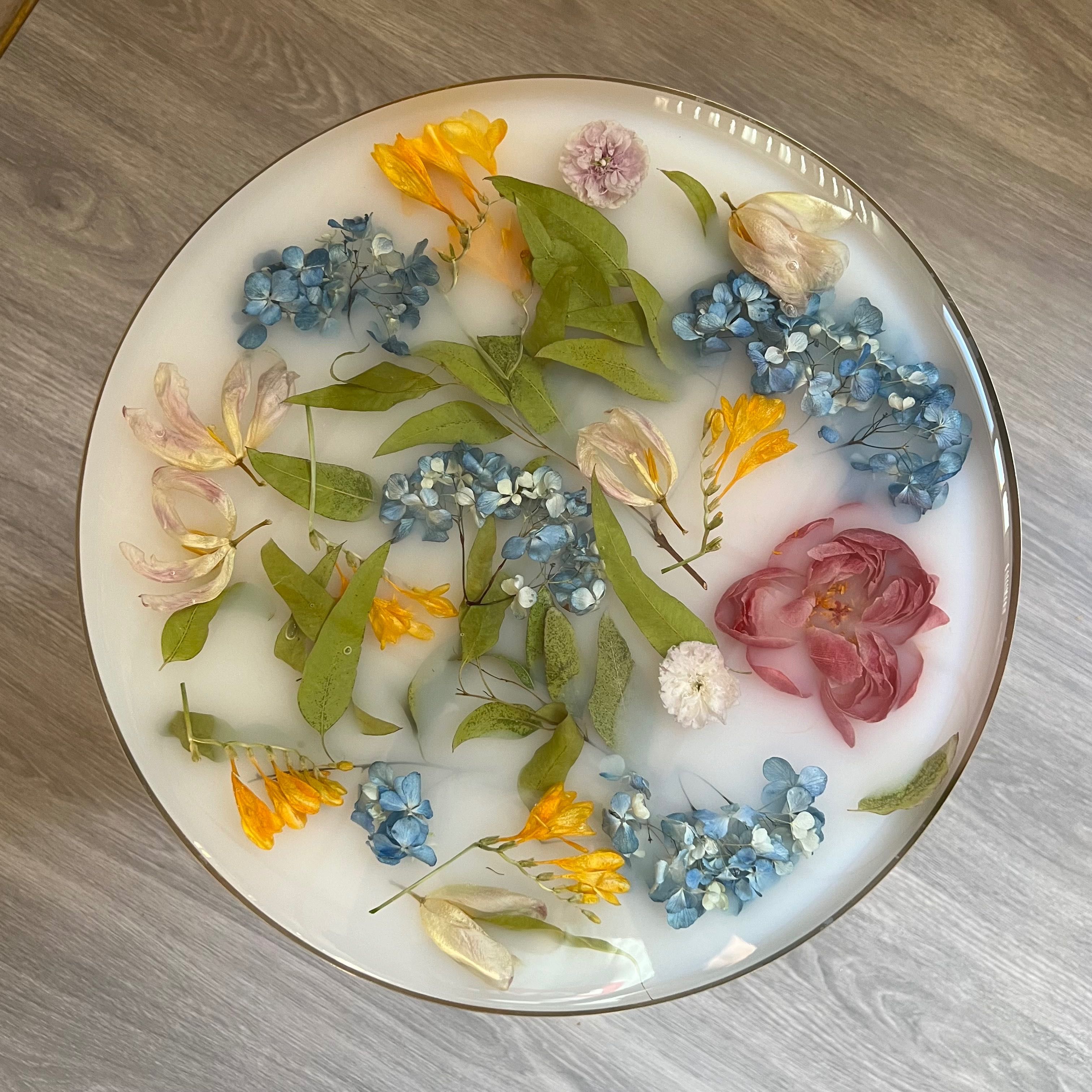 Mesa artesanal com flores naturais