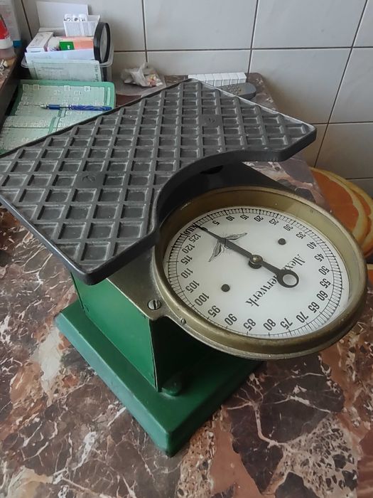 Stara waga łazienkowa, działa taruje się świetny stan