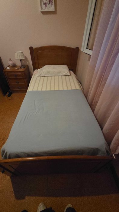 Conjunto solteiro. Cama mais duas mesas de cabeceira