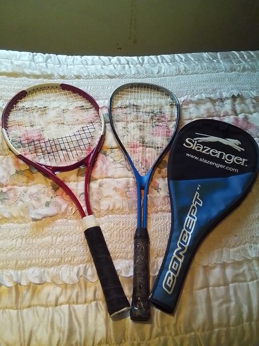 Raquetes de tênis, uma delas tem bolsa para guardar