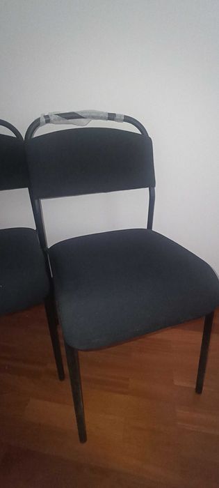 Duas cadeiras em aço forradas a tecido