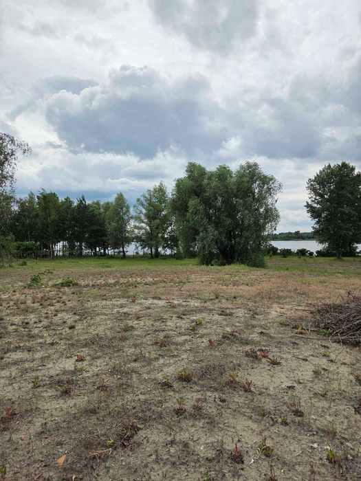 Будинок біля води. Будинок на березі Дніпра.