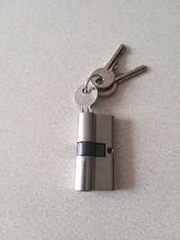 Wkładka drzwiowa podłużna do drzwi wejściowych CES z 3 kluczami.