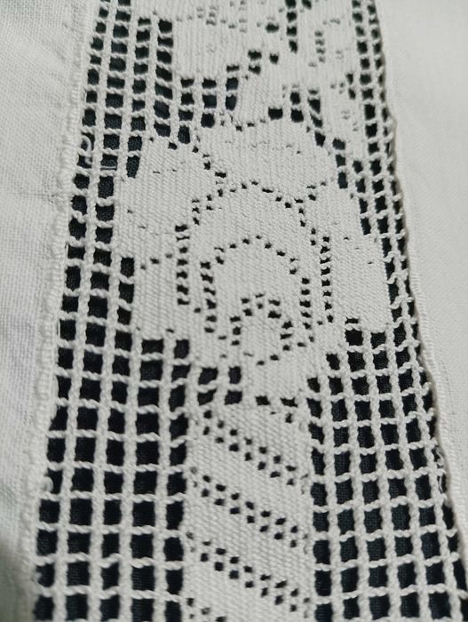 Lençol de cama antigo com renda e bordados