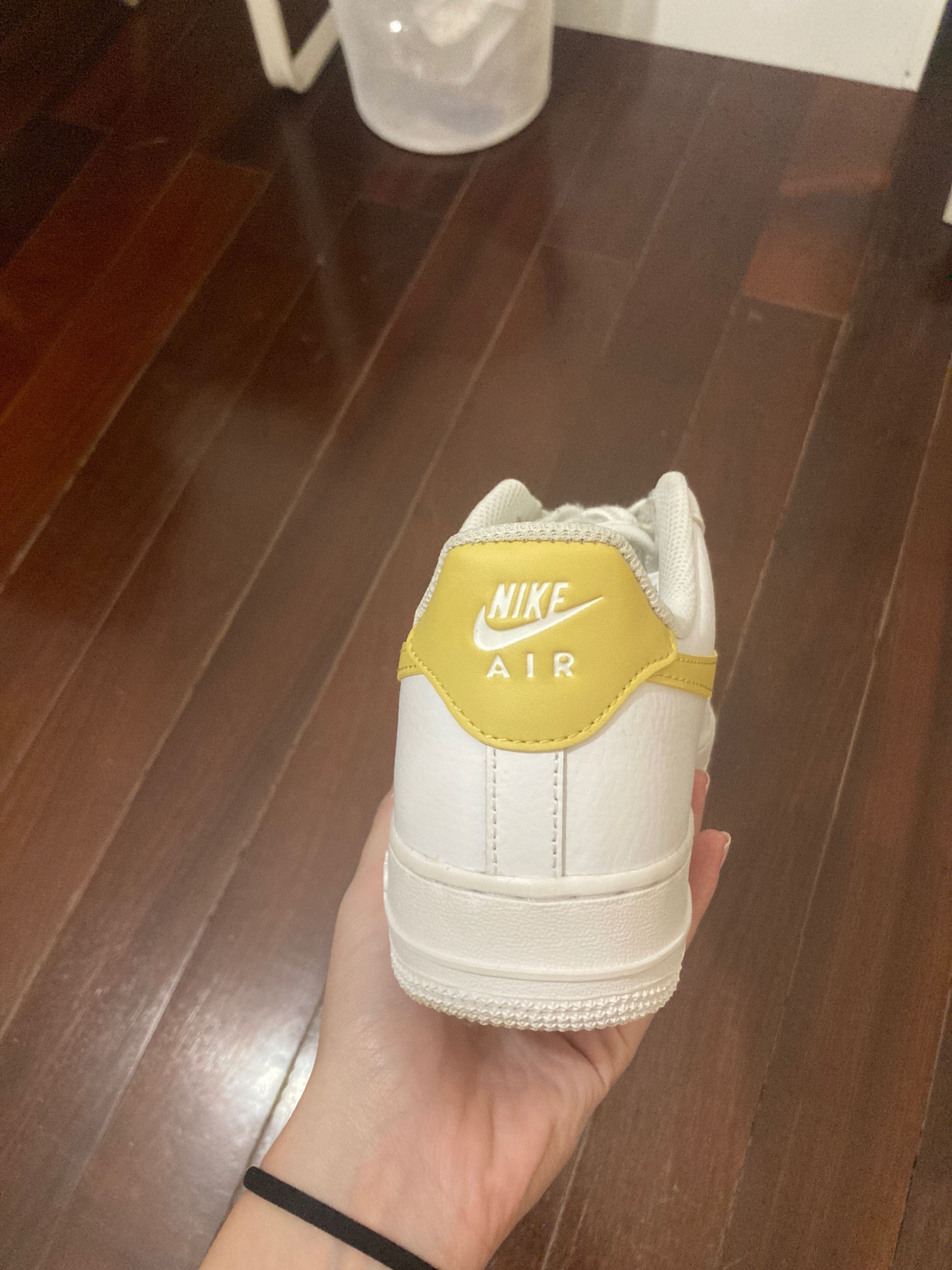 Sapatilhas air force 1 logo amarelo
