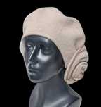 Beżowy beret z różą ART OF POLO
