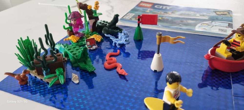 Zestaw Lego City gotowy do płynięcia po podwodną przygodę.