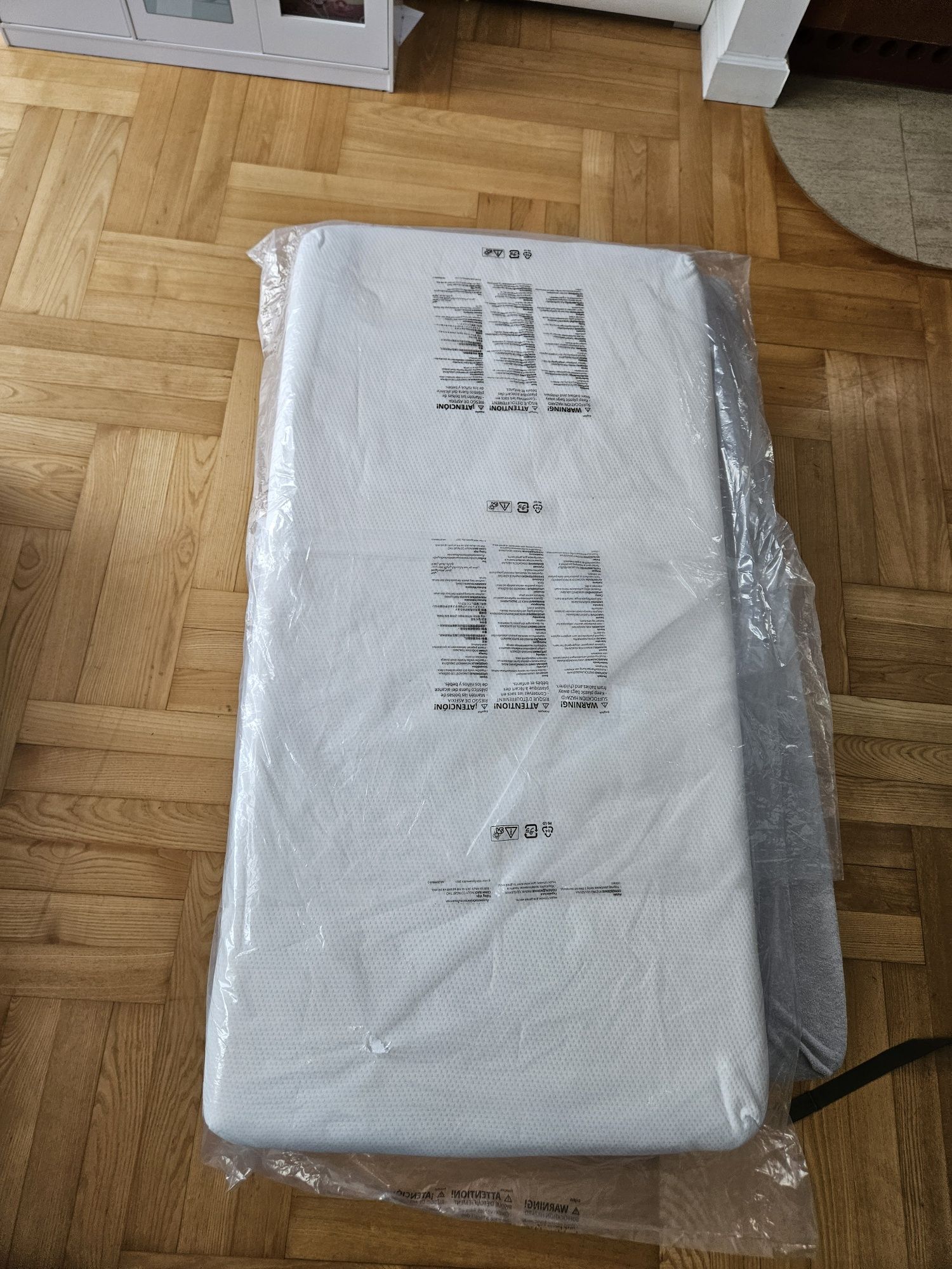 Łóżeczko turystyczne z materacem