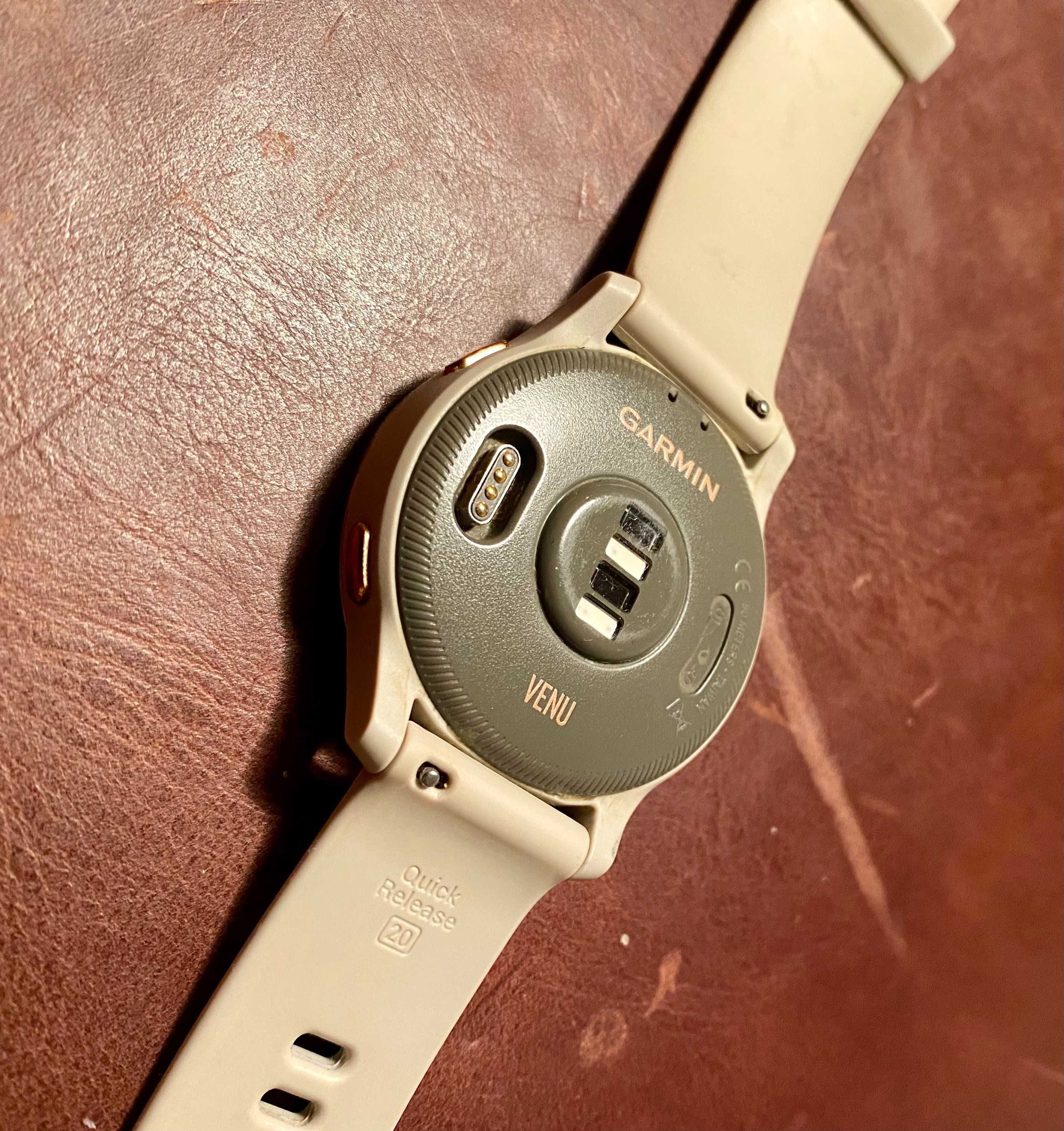 Smartwatch Garmin Venu Cor de Areia com Material Rosa Dourado