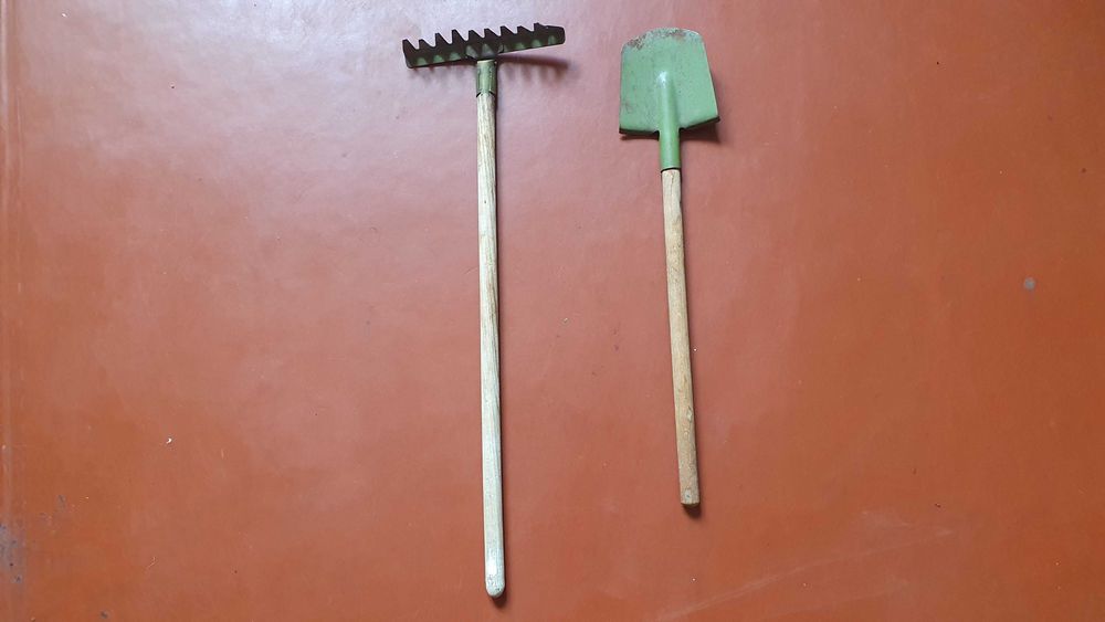 Садовый комплект: грабля + лопата.