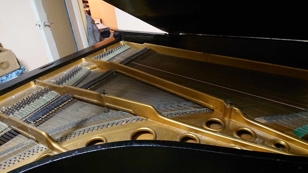 Fortepian z początku XX w. i nuty