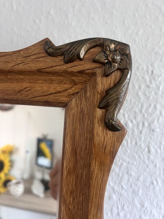 Lustro w drewnianej ramie