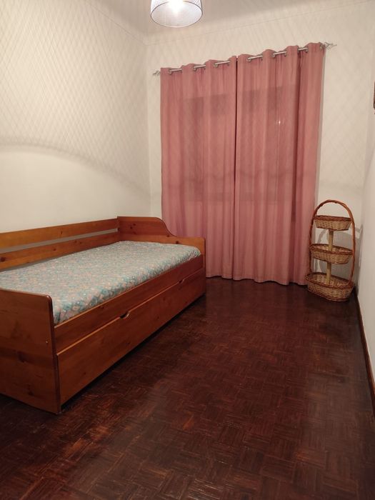 Aluga se Quarto mobilado