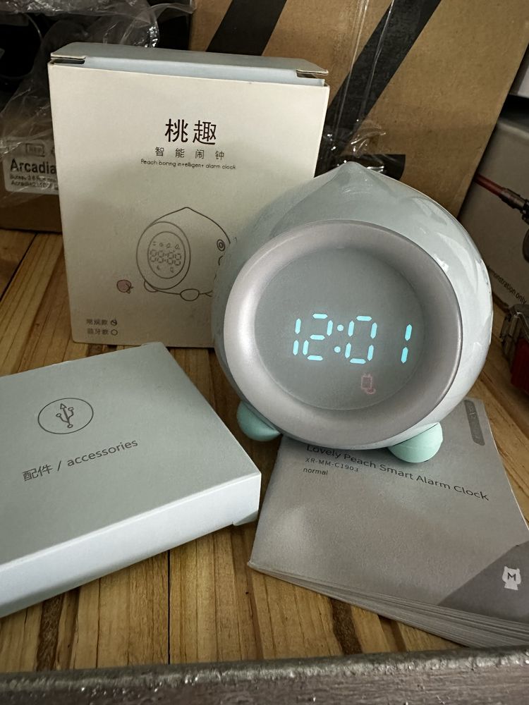 будильник Peach Smart Alarm XR-MM-C1903 зі світлодіодною підсвіткою.