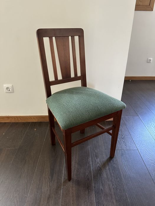 Mesa em madeira com 6 cadeiras