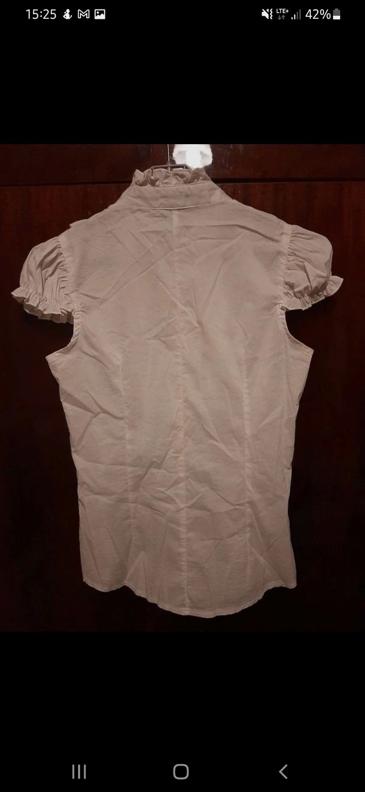 Biała koszula z falbankami