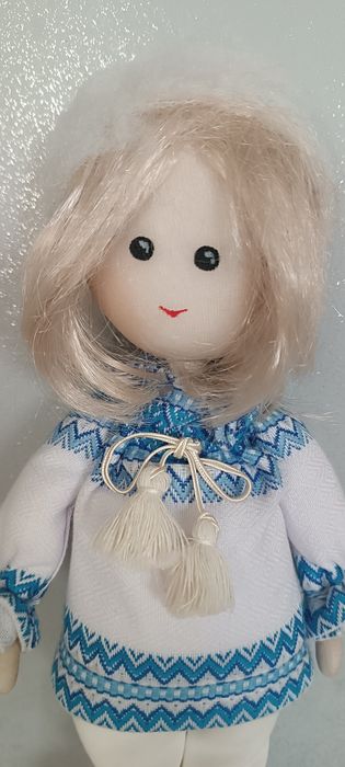 Декоративная кукла в вышиванке