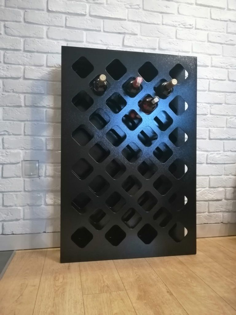 Metalowy stojak na wino
