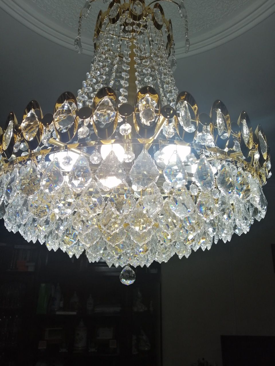 Candeeiro lustre dourado com pedras