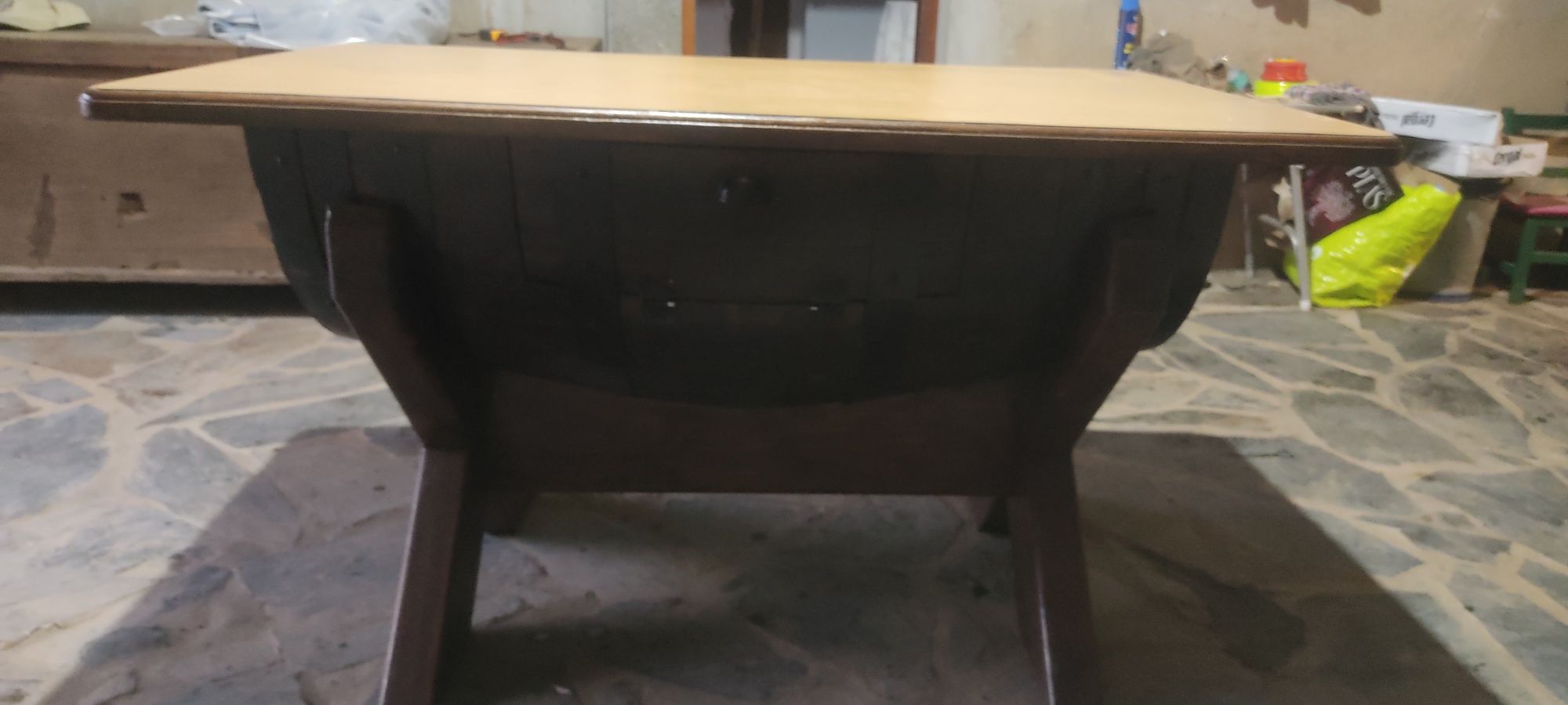 Mesa rústica feita de pipo