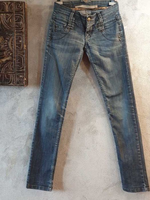 600 Dżinsy Stradivarius rozmiar 27/32