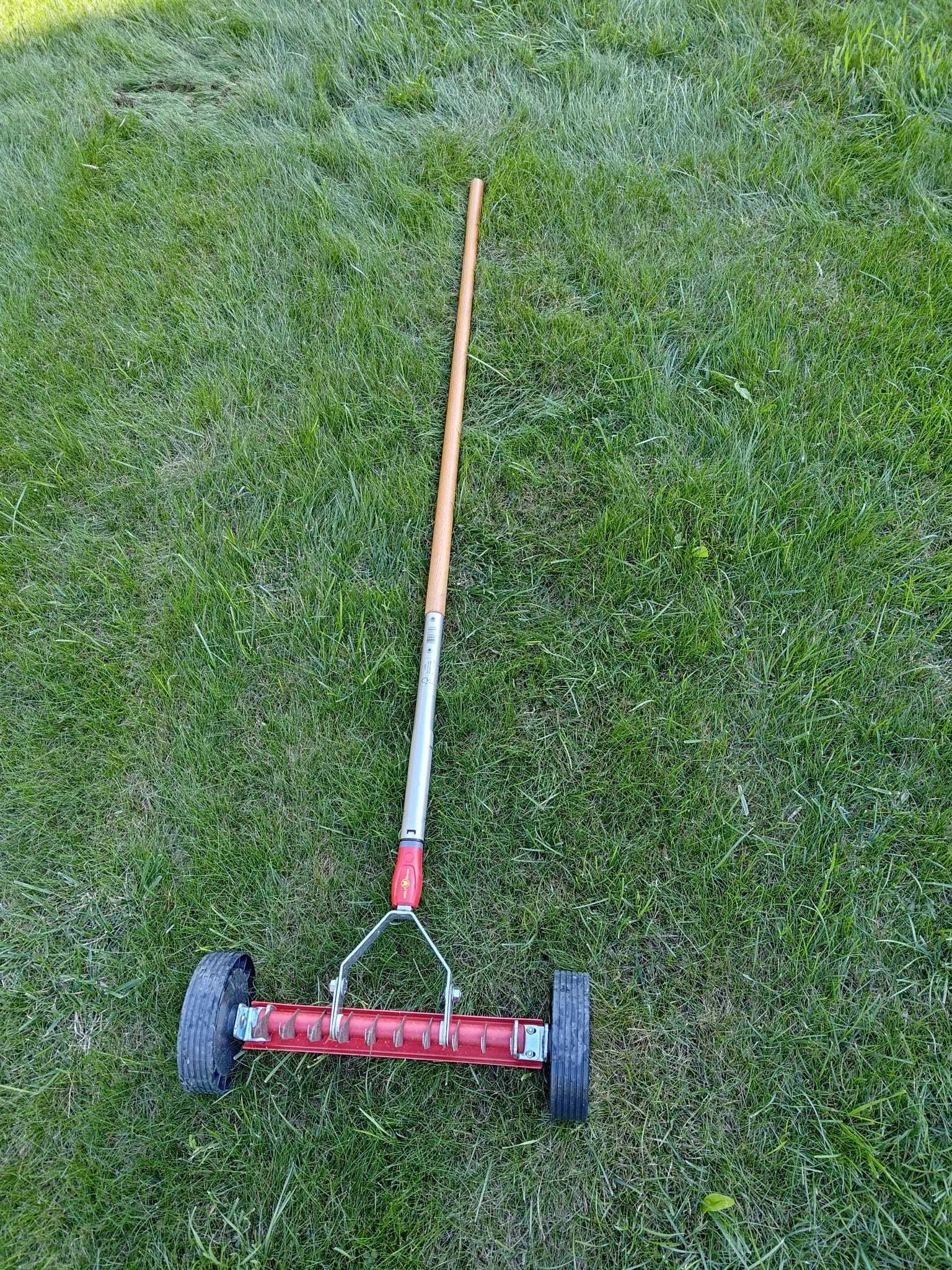 Wertykulator ręczny Wolf-Garten na kółkach z trzonkiem 140cm
