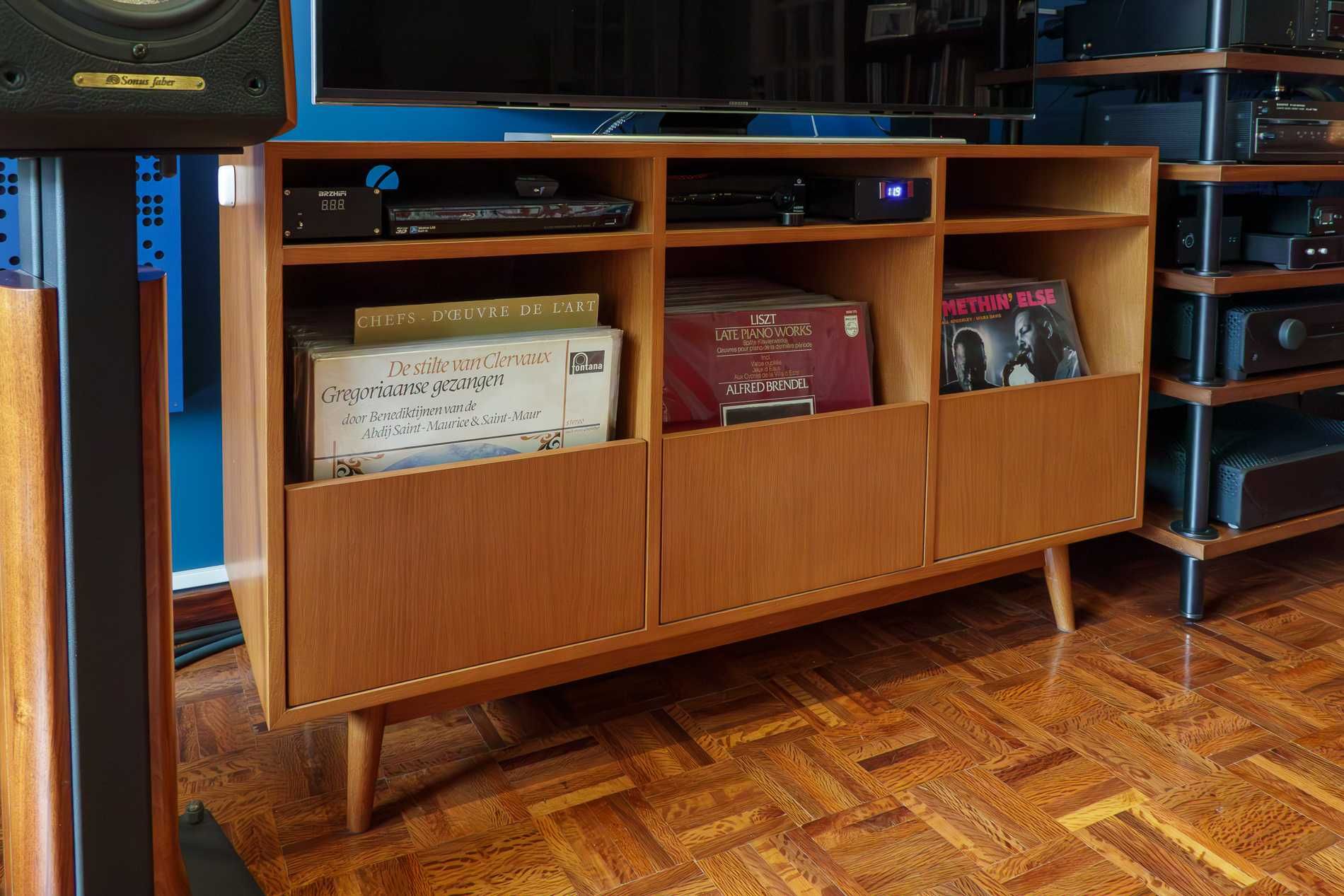 Móvel para TV e discos de vinil
