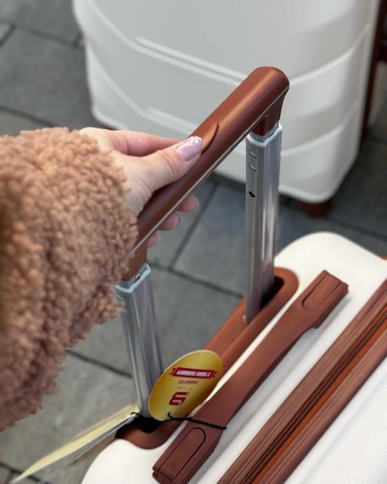 Пластиковый чемодан валіза полікарбонат Сумка НЕ ТРІСКАЄ Вализа 4 кола