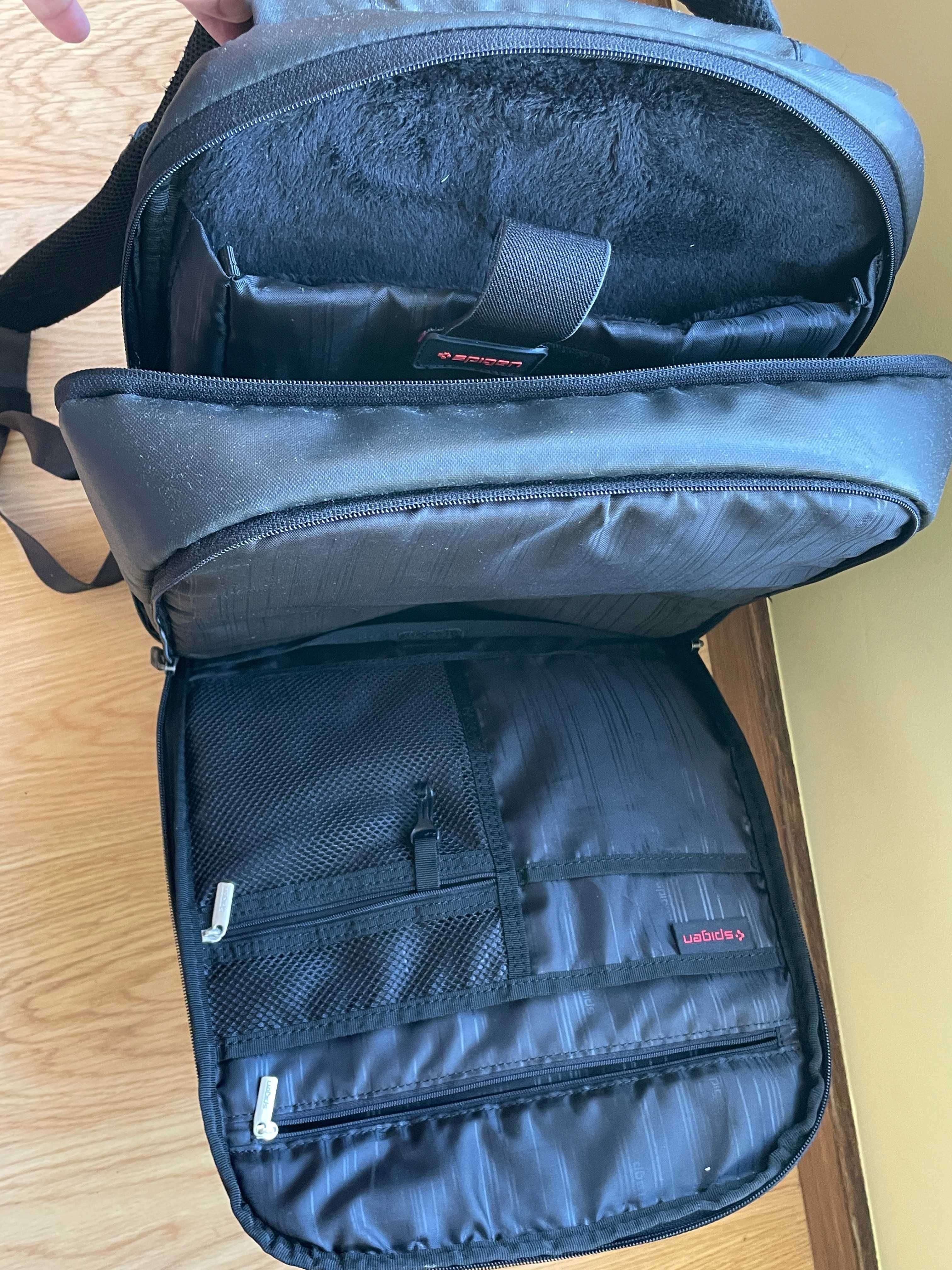 Mochila de computador portátil, preta, impermeável.