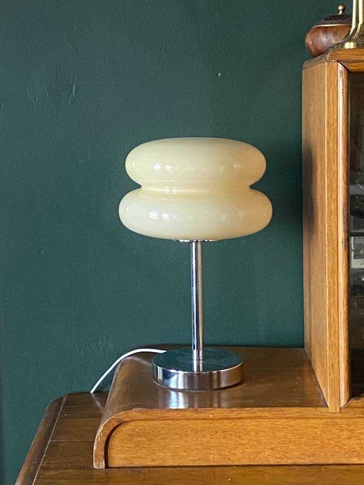 Lampa stołowa ze szklanym kloszem