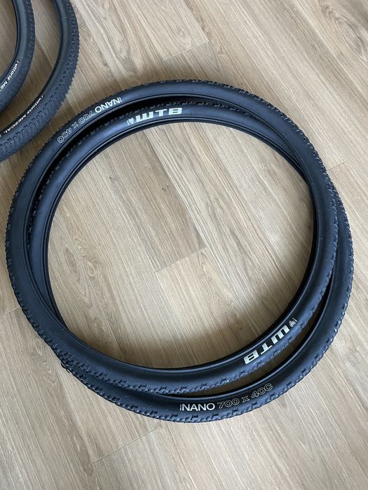 2 suportes para bicicletas e suportes para pneus