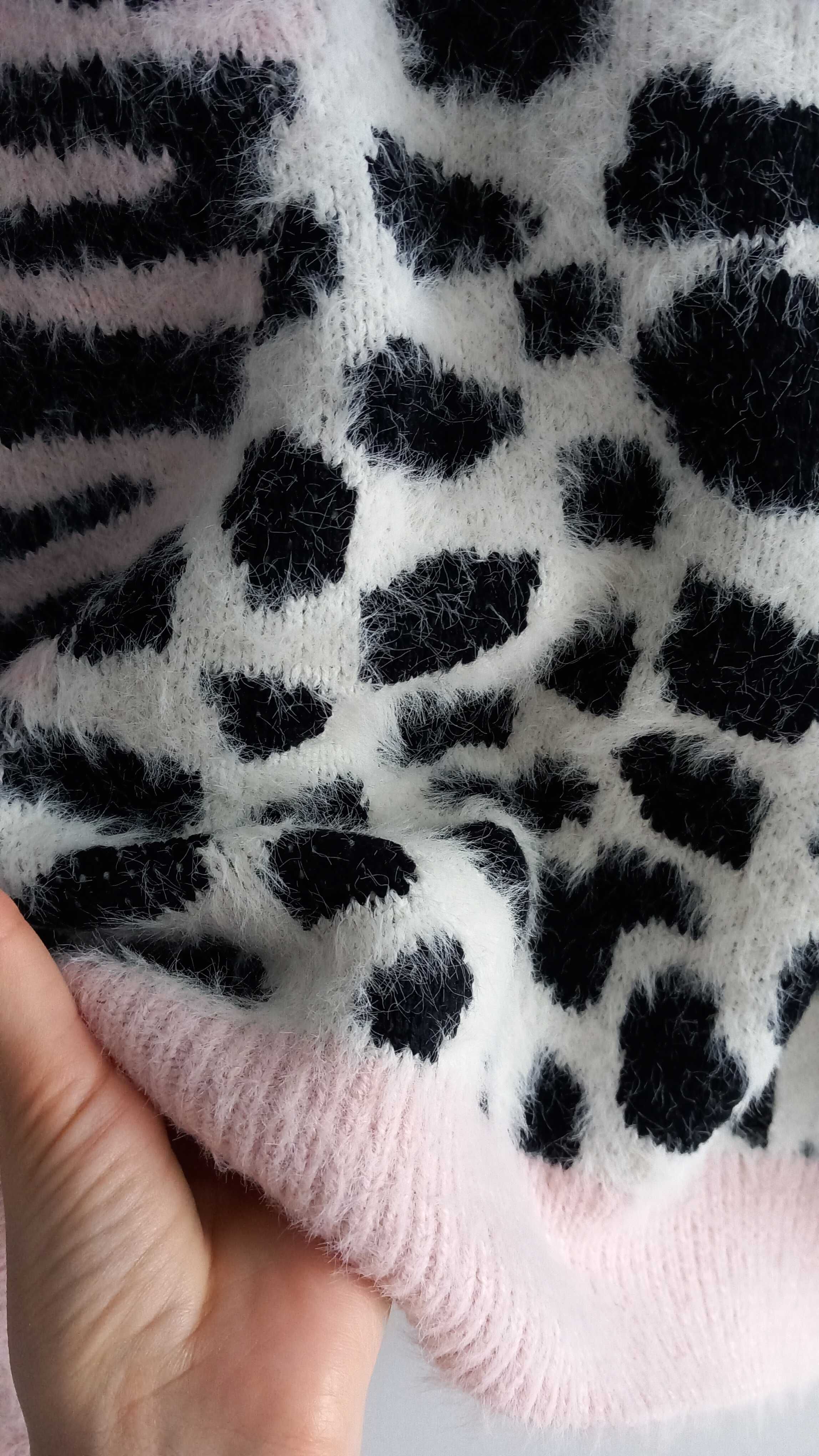 Sweter w zwierzęce wzory z szerokimi rękawami z dodatkiem wełny