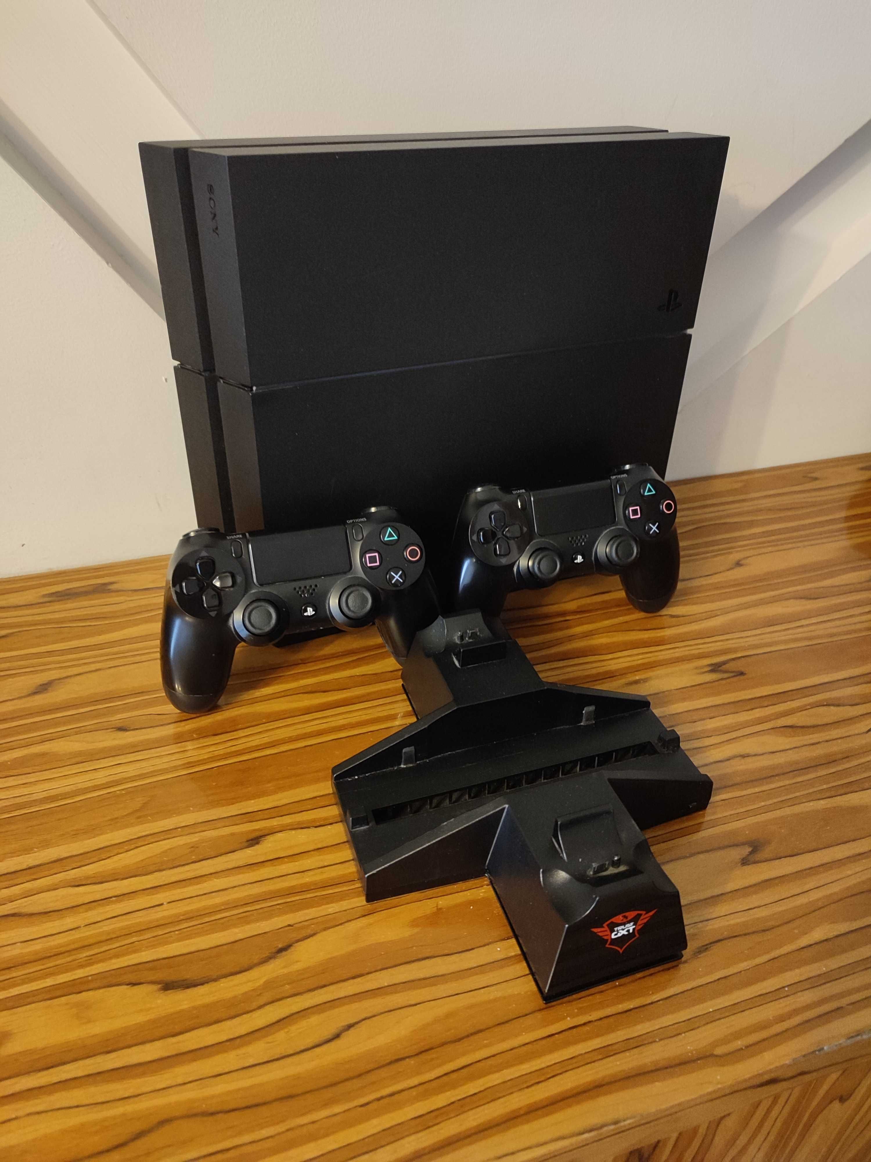 [PS4] Konsola PlayStation 4 + 2 Pady+ stacja chłodzona i ładująca pady