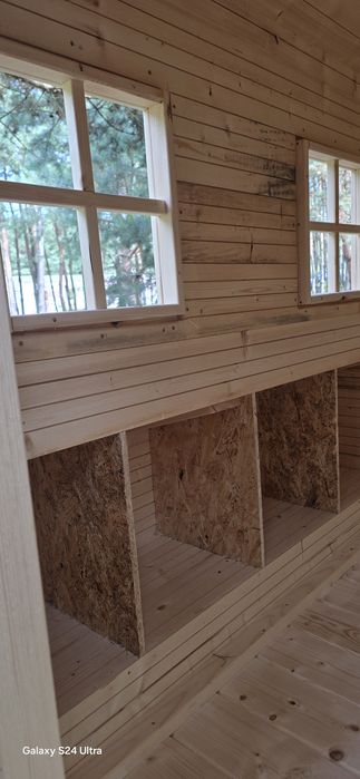 Solidny kurnik.  Kurnik drewniany.  Kurnik