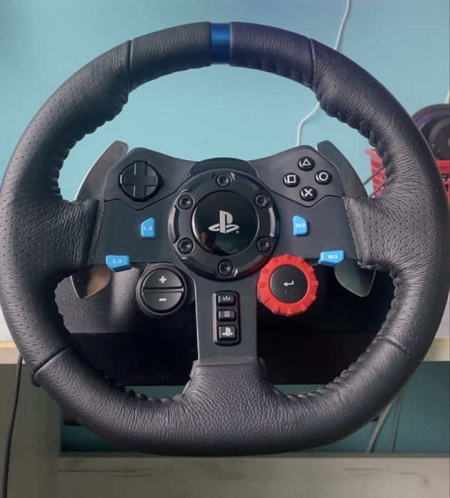 Kierownica Logitech G29 z pedałami oraz shifterem do zmiany biegów.