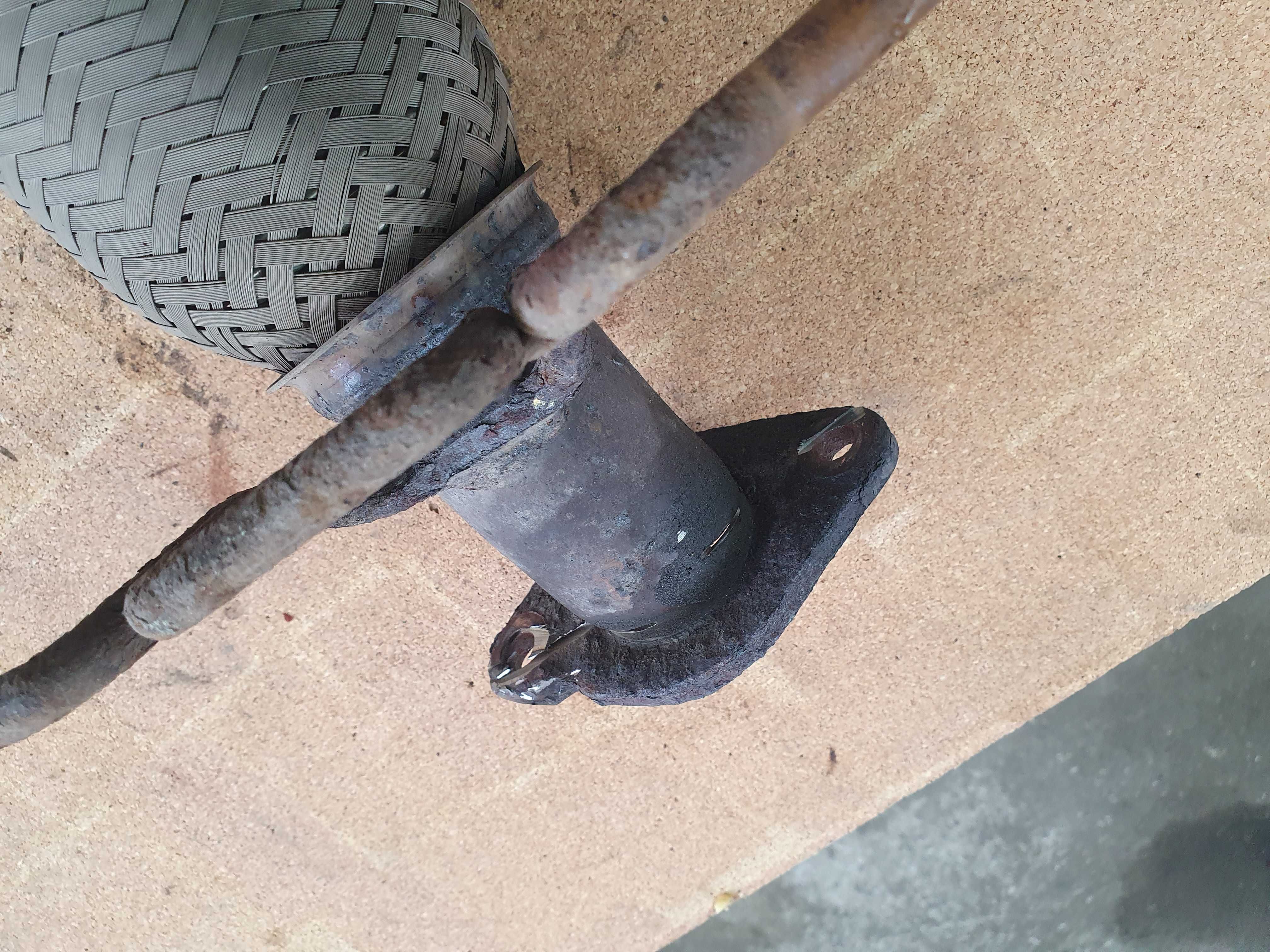 Kolektor wydechowy katalizator portki złącze Ford Focus mk2 1.4 16v