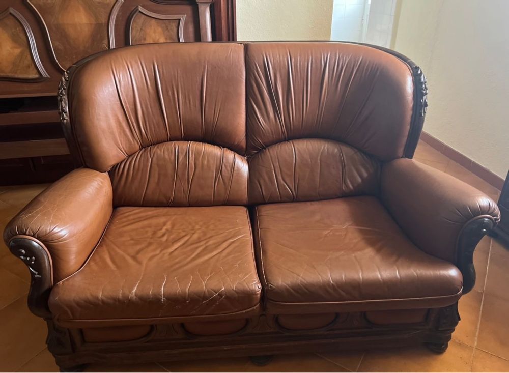 Sofa de 2 lugares em pele