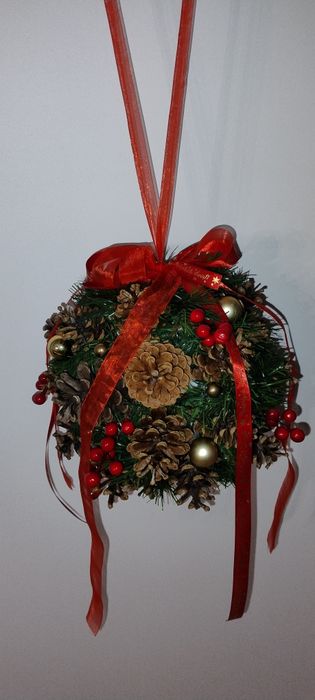 Stroik świąteczny wiszący w formie kuli