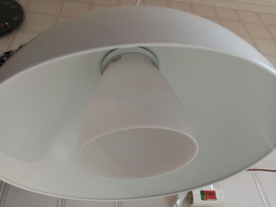 Candeeiro branco pérola modelo Brasa da Ikea