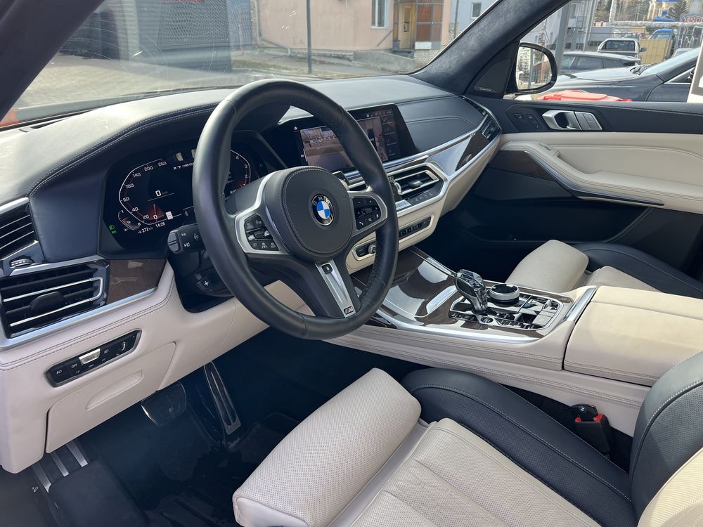 BMW X7 M50I, 530 л.с.